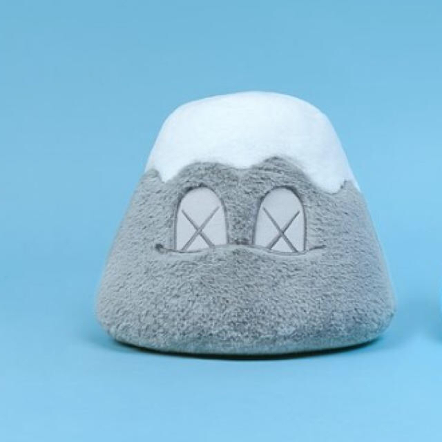 MEDICOM TOY(メディコムトイ)の定価！！kaws mount fuji gray 富士山 カウズ  グレー エンタメ/ホビーのおもちゃ/ぬいぐるみ(ぬいぐるみ)の商品写真