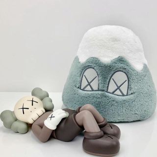 メディコムトイ(MEDICOM TOY)の定価！！kaws mount fuji gray 富士山 カウズ  グレー(ぬいぐるみ)