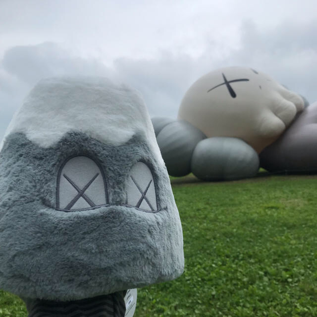 MEDICOM TOY(メディコムトイ)のKAWS HOLIDAY JAPAN カウズ ぬいぐるみ 限定 エンタメ/ホビーのおもちゃ/ぬいぐるみ(ぬいぐるみ)の商品写真