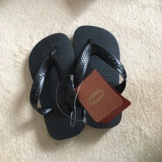 ハワイアナス(havaianas)の子ども用♥︎︎∗︎  人気黒のビーチサンダル(サンダル)