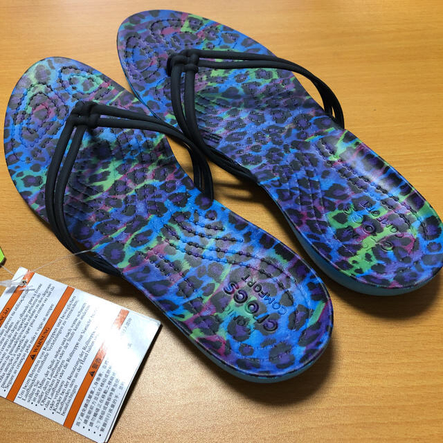 crocs(クロックス)の新品 25㎝ クロックス イザベラ グラフィック フリップ ウーマン レディースの靴/シューズ(ビーチサンダル)の商品写真