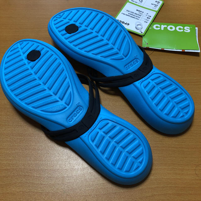 crocs(クロックス)の新品 25㎝ クロックス イザベラ グラフィック フリップ ウーマン レディースの靴/シューズ(ビーチサンダル)の商品写真