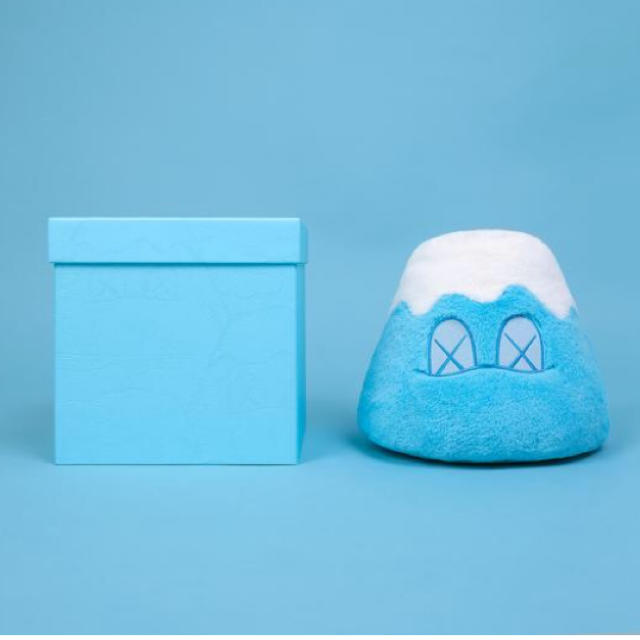 MEDICOM TOY(メディコムトイ)のKAWS:HOLIDAY JAPAN 8" Mount Fuji Plush エンタメ/ホビーのおもちゃ/ぬいぐるみ(ぬいぐるみ)の商品写真