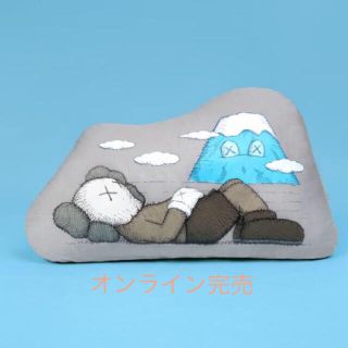 メディコムトイ(MEDICOM TOY)のKAWS:HOLIDAY JAPAN Cushion(クッション)