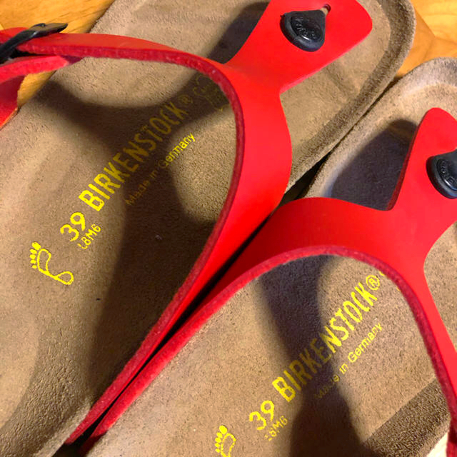 BIRKENSTOCK(ビルケンシュトック)のビルケンシュトック ギゼ  赤 39 GIZEH 24.5cmくらいの方に レディースの靴/シューズ(サンダル)の商品写真