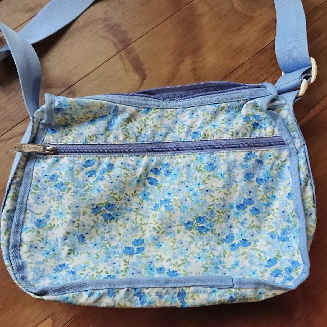 LeSportsac(レスポートサック)のLESPORTSACの花柄カバン レディースのバッグ(ショルダーバッグ)の商品写真