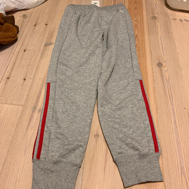 adidas(アディダス)の新品タグ付き☆アディダス スウェットパンツ☆140 キッズ/ベビー/マタニティのキッズ服女の子用(90cm~)(パンツ/スパッツ)の商品写真