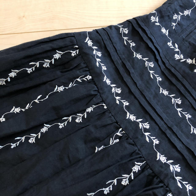 DKNY(ダナキャランニューヨーク)のDKNY シルク刺繍ワンピース レディースのワンピース(ロングワンピース/マキシワンピース)の商品写真