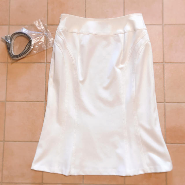 【絶品】 INDIVI - 新品未使用　INDIVIの白スカート（ベルト付） ひざ丈スカート