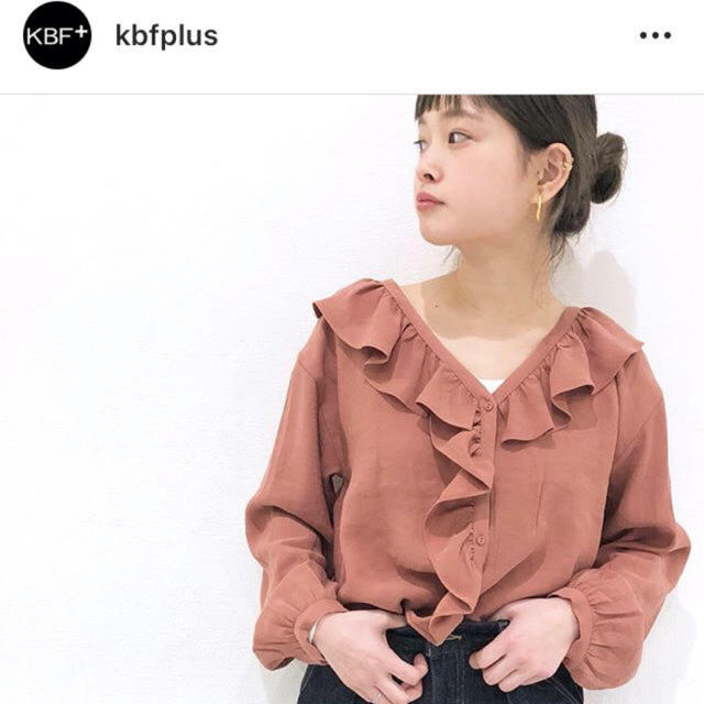 KBF(ケービーエフ)のKBF ビックフリルブラウス アーバンリサーチ ZARA dholic SLY レディースのトップス(シャツ/ブラウス(長袖/七分))の商品写真