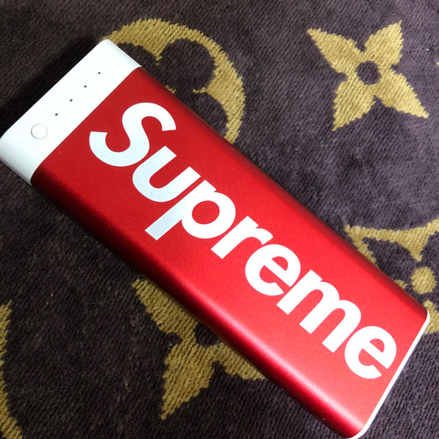 Supreme(シュプリーム)のsupreme モバイルバッテリー 20K スマホ/家電/カメラのスマートフォン/携帯電話(バッテリー/充電器)の商品写真