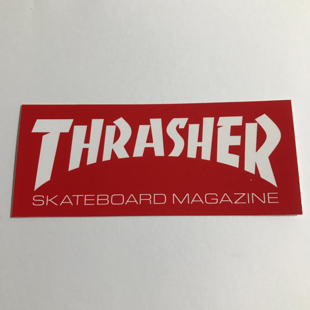 THRASHER(スラッシャー)の【縦6.5cm横15.3cm】THRASHER  boxロゴステッカーレッド スポーツ/アウトドアのスポーツ/アウトドア その他(スケートボード)の商品写真