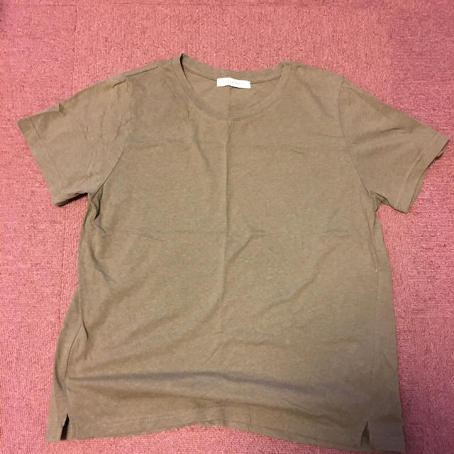 LOWRYS FARM(ローリーズファーム)のカーキTシャツ レディースのトップス(Tシャツ(半袖/袖なし))の商品写真