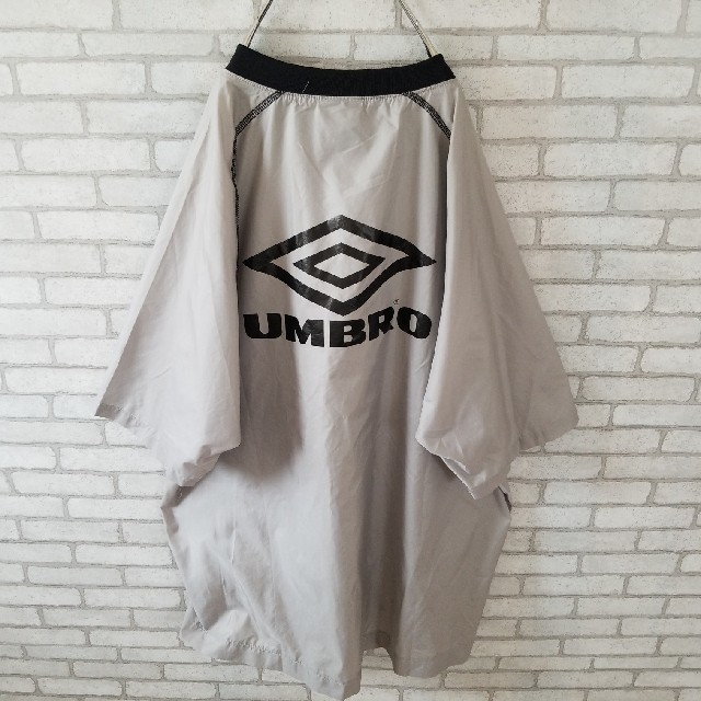 UMBRO(アンブロ)の希少 ヴィンテージ 薄手 アンブロ 七分丈 ナイロンジャケット ビックロゴ  メンズのジャケット/アウター(ナイロンジャケット)の商品写真