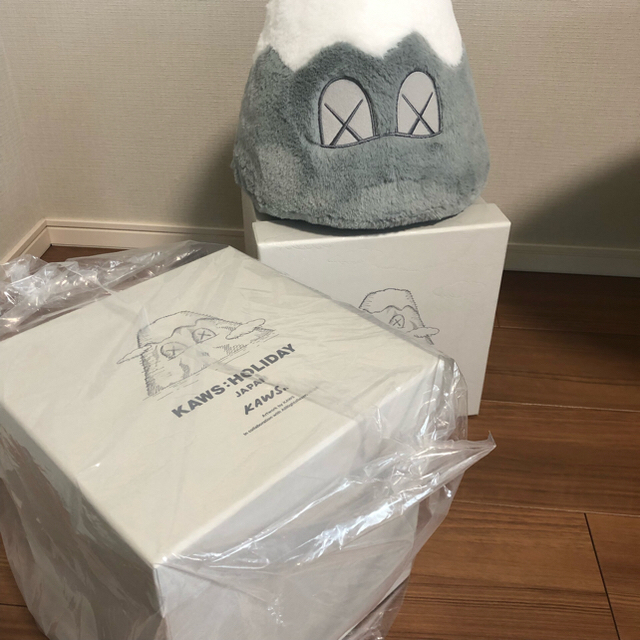 MEDICOM TOY(メディコムトイ)のKAWS HOLIDAY JAPAN 富士山 日本限定カラー エンタメ/ホビーのおもちゃ/ぬいぐるみ(ぬいぐるみ)の商品写真