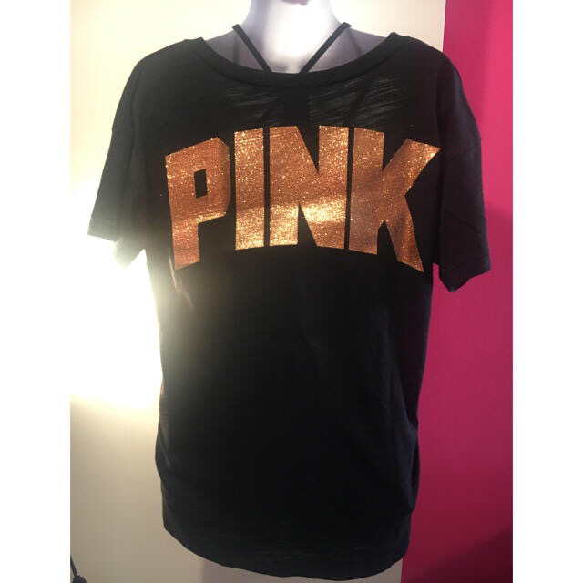 Victoria's Secret(ヴィクトリアズシークレット)のTシャツ Vネックスタッド&ロゴ Victoria’s Secret  レディースのトップス(Tシャツ(半袖/袖なし))の商品写真