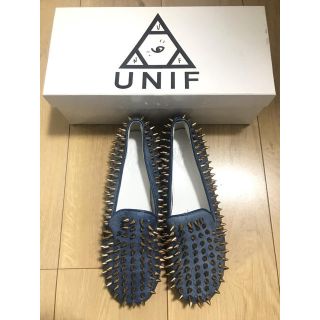 ユニフ(UNIF)の新品、送料込【UNIF】スタッズフラットシューズ(Indigo x Gold)(ローファー/革靴)