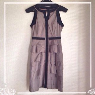 ビーシービージーマックスアズリア(BCBGMAXAZRIA)のBcbg ワンピ カーキグレーx黒ライン(ひざ丈ワンピース)