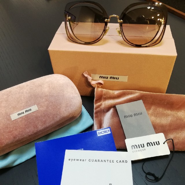 miumiu(ミュウミュウ)のミュウミュウ　サングラス　未使用 レディースのファッション小物(サングラス/メガネ)の商品写真