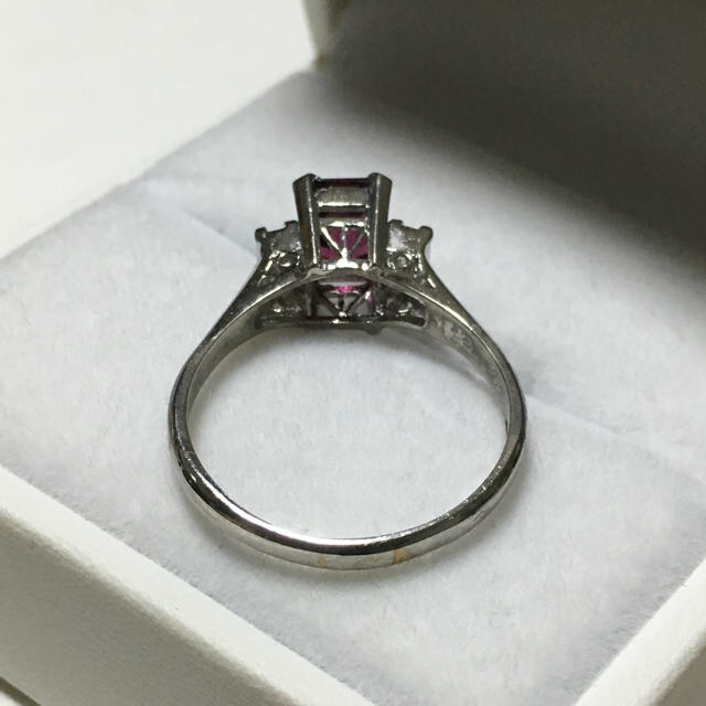 赤色 のスクエアストーンとダイヤモンドのプラチナ 昭和レトロなリング レディースのアクセサリー(リング(指輪))の商品写真