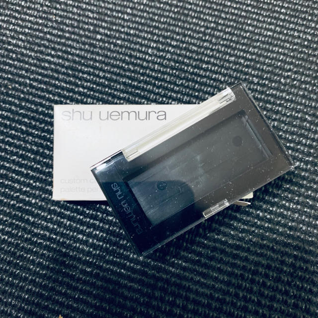 shu uemura(シュウウエムラ)の【新品】shu uemura カスタムケース ブラック デュオ コスメ/美容のベースメイク/化粧品(アイシャドウ)の商品写真