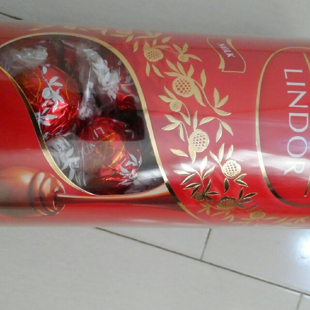 Lindt(リンツ)のぱぴこさま専用！賞味期限間近　リンドールチョコレート 食品/飲料/酒の食品(菓子/デザート)の商品写真