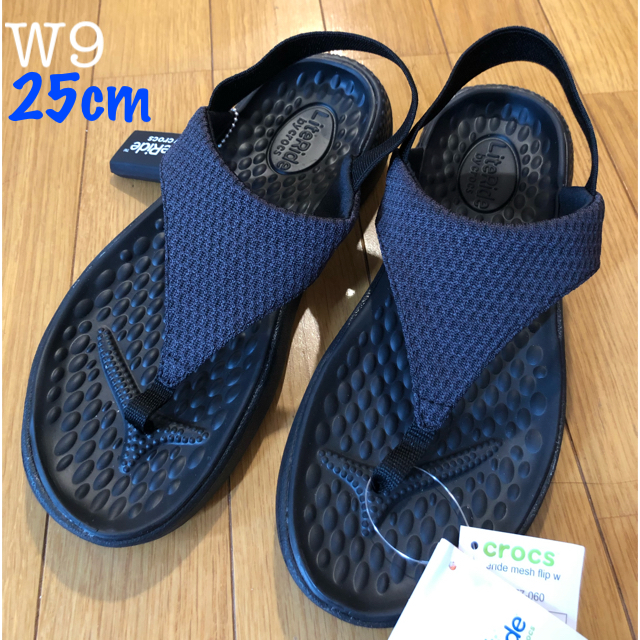 crocs(クロックス)の新品 クロックス ライトライド メッシュフリップ W9 25cm〜 ブラック レディースの靴/シューズ(サンダル)の商品写真