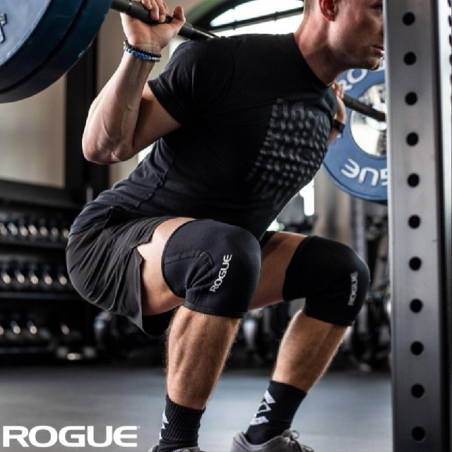 1点限り！Rogue Fitness ニースリーブ ブラック Mサイズ ペア スポーツ/アウトドアのトレーニング/エクササイズ(トレーニング用品)の商品写真