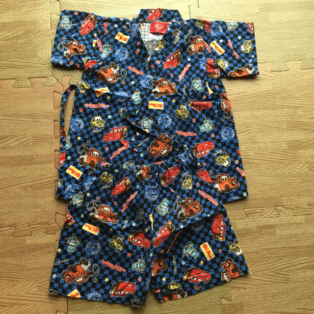 西松屋(ニシマツヤ)のカーズ  じんべい90 キッズ/ベビー/マタニティのキッズ服男の子用(90cm~)(甚平/浴衣)の商品写真