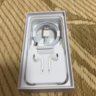 アイフォーン(iPhone)のiPhoneライトニングケーブルとイヤフォンセット(バッテリー/充電器)