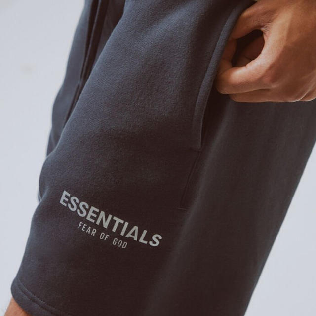 FEAR OF GOD(フィアオブゴッド)のMサイズ  FOG ESSENTIALS logo sweat shorts メンズのパンツ(ショートパンツ)の商品写真