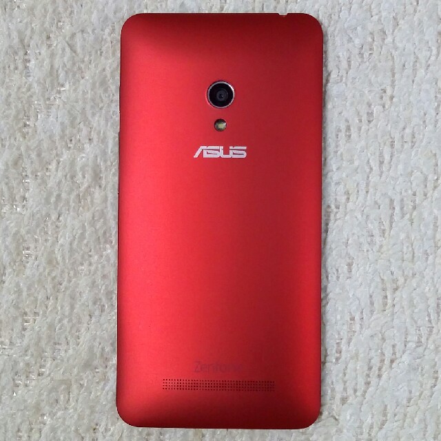 ASUS(エイスース)のASUS  Zenfone5 　レッド スマホ/家電/カメラのスマートフォン/携帯電話(スマートフォン本体)の商品写真