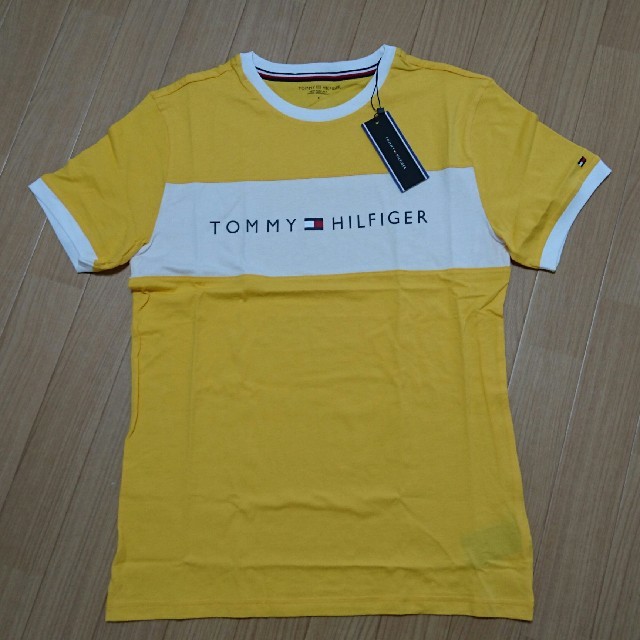 TOMMY HILFIGER(トミーヒルフィガー)のLサイズ yellow トミーヒルフィガー Tシャツ レディースのトップス(Tシャツ(半袖/袖なし))の商品写真