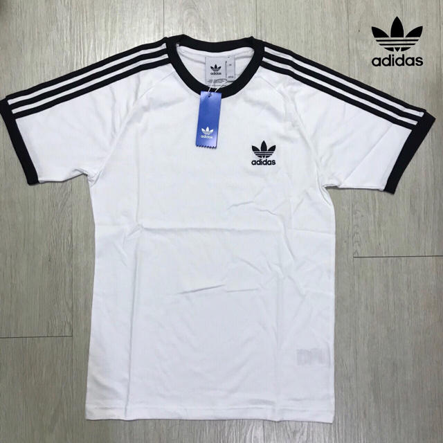 adidas(アディダス)の翌日発送【大人気】adidas originals Tシャツ新品 メンズのトップス(Tシャツ/カットソー(半袖/袖なし))の商品写真