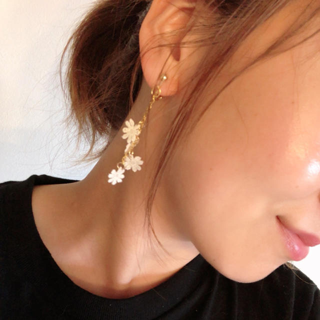 cotton♡ flowerチェーンピアス ハンドメイドのアクセサリー(ピアス)の商品写真