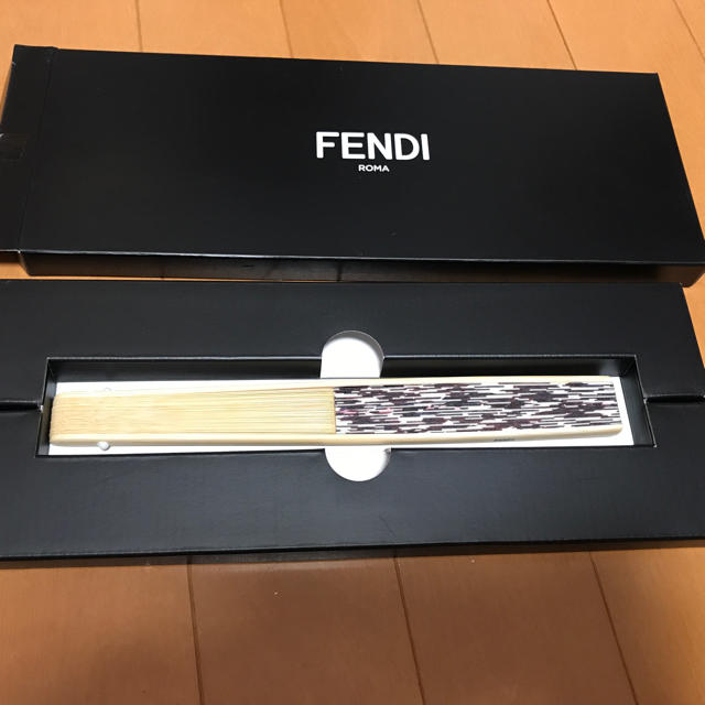 FENDI(フェンディ)のFENDI Numero TOKYO 特別付録 扇子 エンタメ/ホビーの雑誌(ファッション)の商品写真