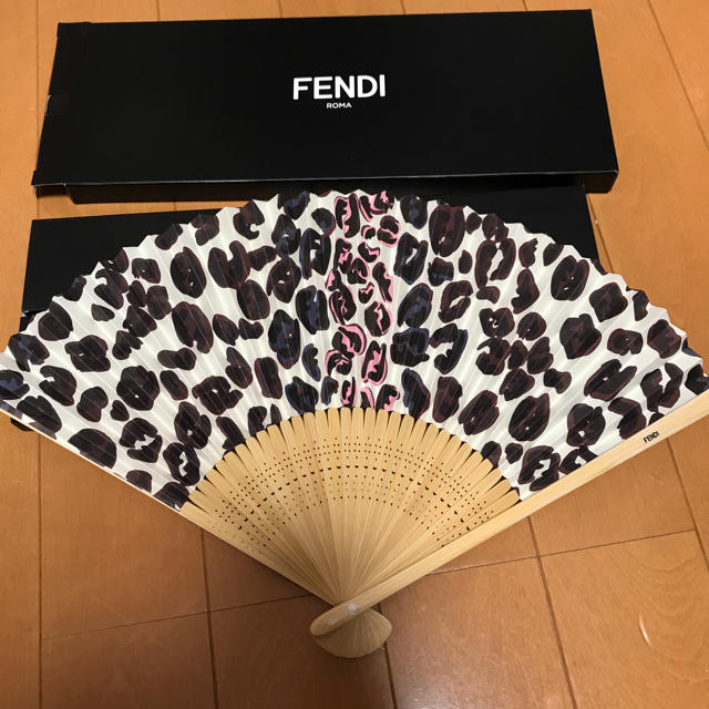 FENDI(フェンディ)のFENDI Numero TOKYO 特別付録 扇子 エンタメ/ホビーの雑誌(ファッション)の商品写真