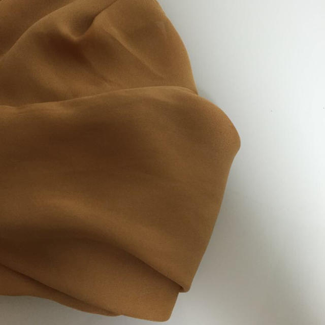GU(ジーユー)の光沢のある辛子色 パフスリーブ ブラウス レディースのトップス(シャツ/ブラウス(半袖/袖なし))の商品写真