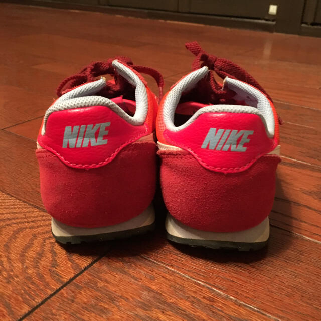 NIKE(ナイキ)のナイキ★レトロかわいいスニーカー赤24.5美品 レディースの靴/シューズ(スニーカー)の商品写真