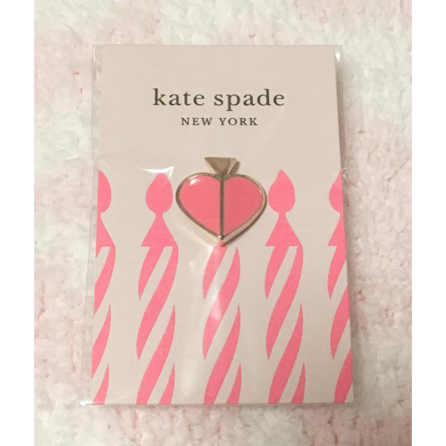 kate spade new york(ケイトスペードニューヨーク)のkate spade  ピンバッチ レディースのバッグ(ハンドバッグ)の商品写真