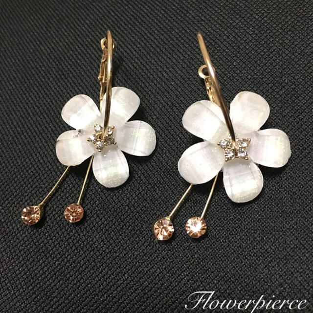 フラワーピアス  フープピアス リングピアス ザラ 花ピアス レディースのアクセサリー(ピアス)の商品写真