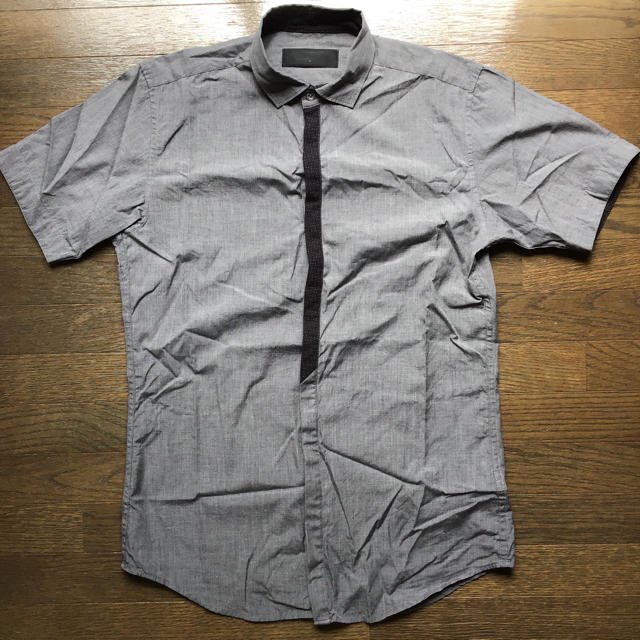 PLUS ONE(プラスワン)のプラスワングレー半袖シャツ メンズのトップス(シャツ)の商品写真