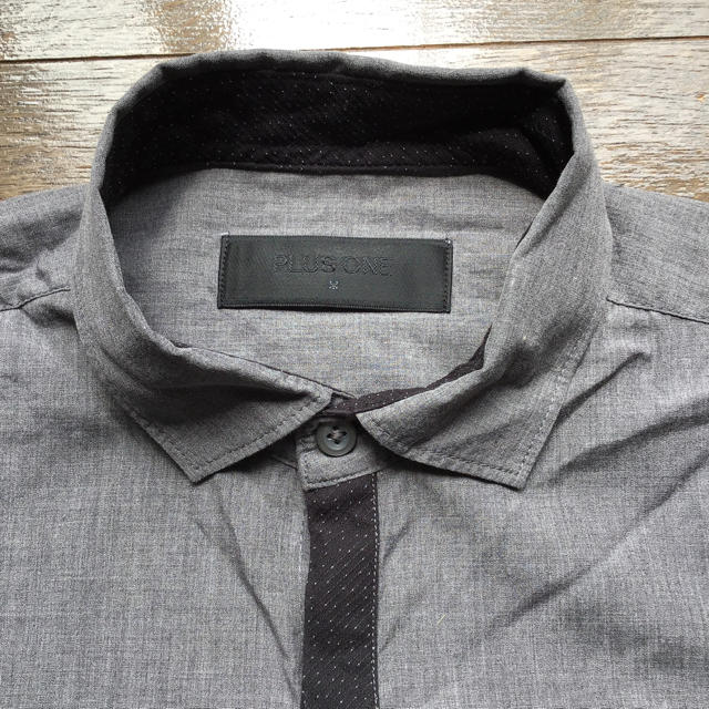 PLUS ONE(プラスワン)のプラスワングレー半袖シャツ メンズのトップス(シャツ)の商品写真