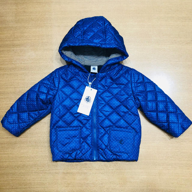 PETIT BATEAU(プチバトー)の【新品タグ付 nk様専用】プチバトー ドット柄ブルゾン 12m/74 キッズ/ベビー/マタニティのベビー服(~85cm)(ジャケット/コート)の商品写真