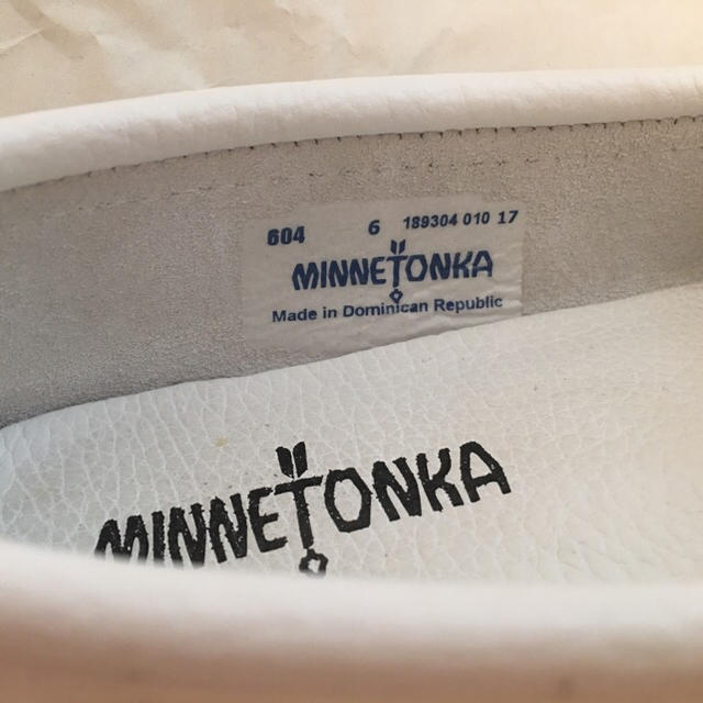 Minnetonka(ミネトンカ)のミネトンカ モカシン 白 美品 レディースの靴/シューズ(スリッポン/モカシン)の商品写真