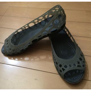 クロックス(crocs)の(一日限定価格) Crocs黒サンダルW6(サンダル)