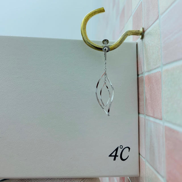 4℃(ヨンドシー)の４℃ イヤリング K10 ホワイトゴールド レディースのアクセサリー(イヤリング)の商品写真