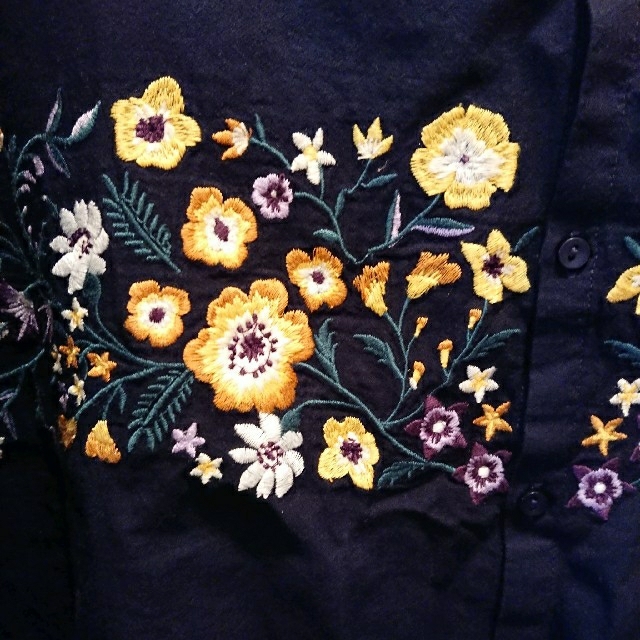 niko and...(ニコアンド)のAMI様専用☆niko and... * ネイビー 花柄刺繍ブラウス レディースのトップス(シャツ/ブラウス(長袖/七分))の商品写真