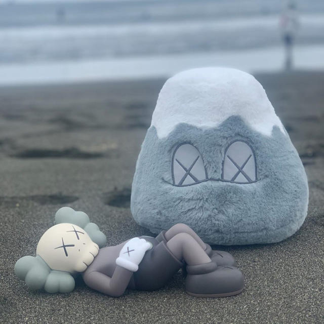 Supreme(シュプリーム)のKAWS HOLIDAY JAPAN 富士山 8インチ ぬいぐるみ エンタメ/ホビーのおもちゃ/ぬいぐるみ(ぬいぐるみ)の商品写真