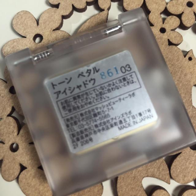 Cosme Kitchen(コスメキッチン)のto/one ペタルアイシャドウ 03 トーン コスメキッチン コスメ/美容のベースメイク/化粧品(アイシャドウ)の商品写真